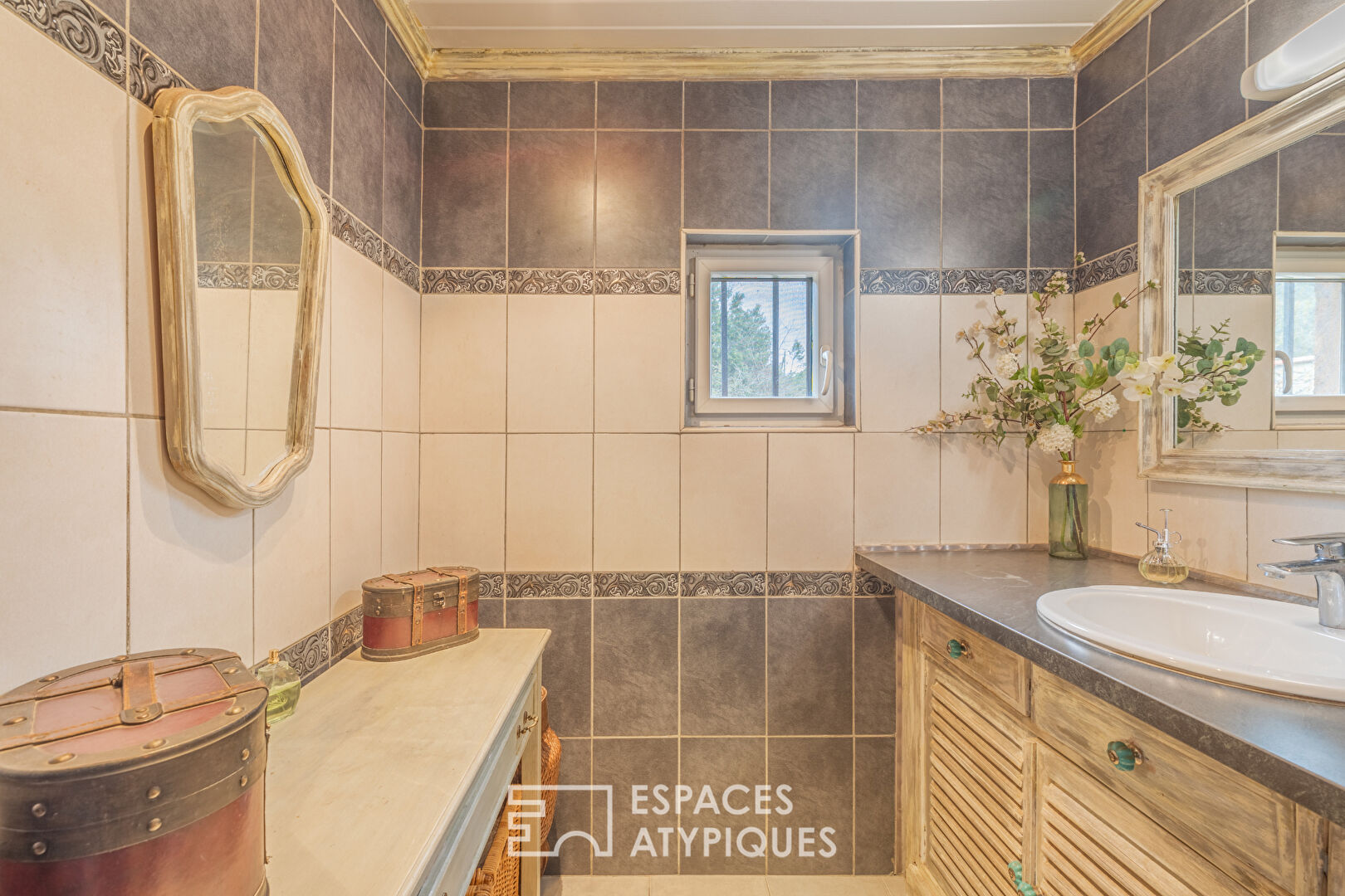 Charme de la pierre et confort de plain-pied avec piscine