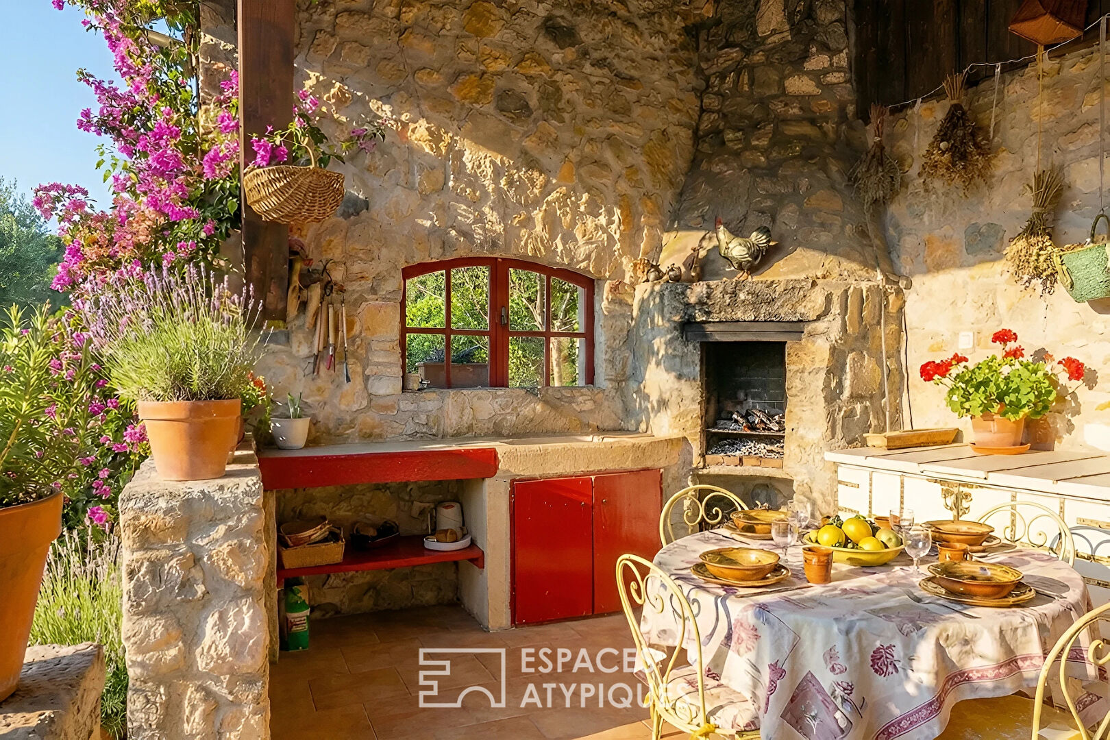 Charme de la pierre et confort de plain-pied avec piscine