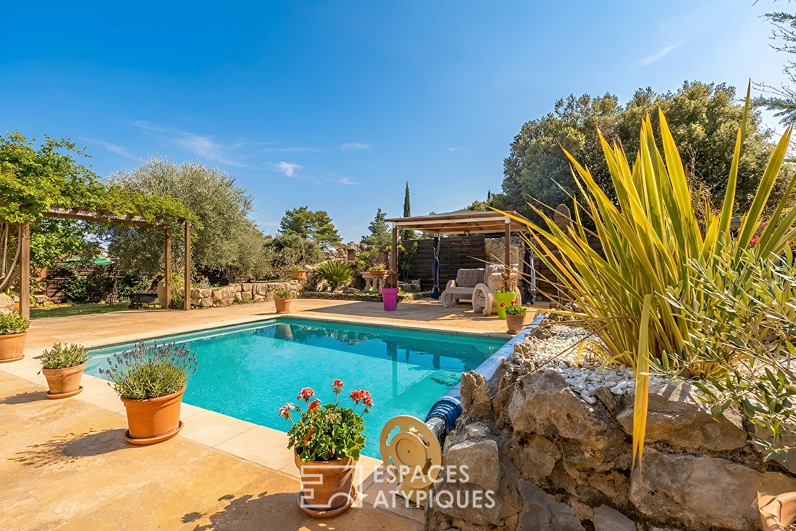 Charme de la pierre et confort de plain-pied avec piscine