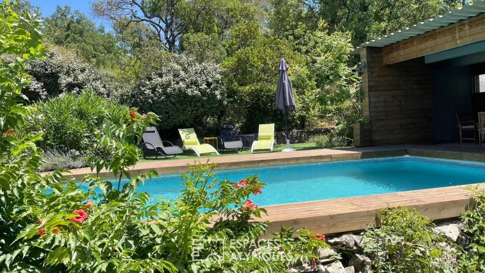 Maison d'architecte avec dépendance et piscine