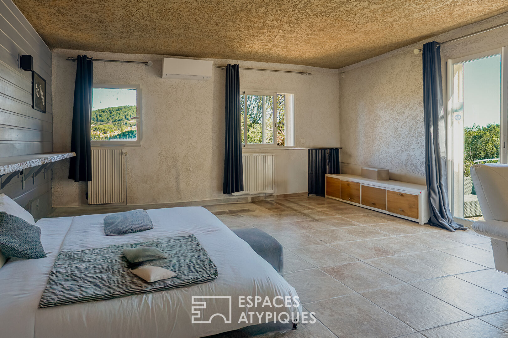 Villa with panoramic view and swimming pool