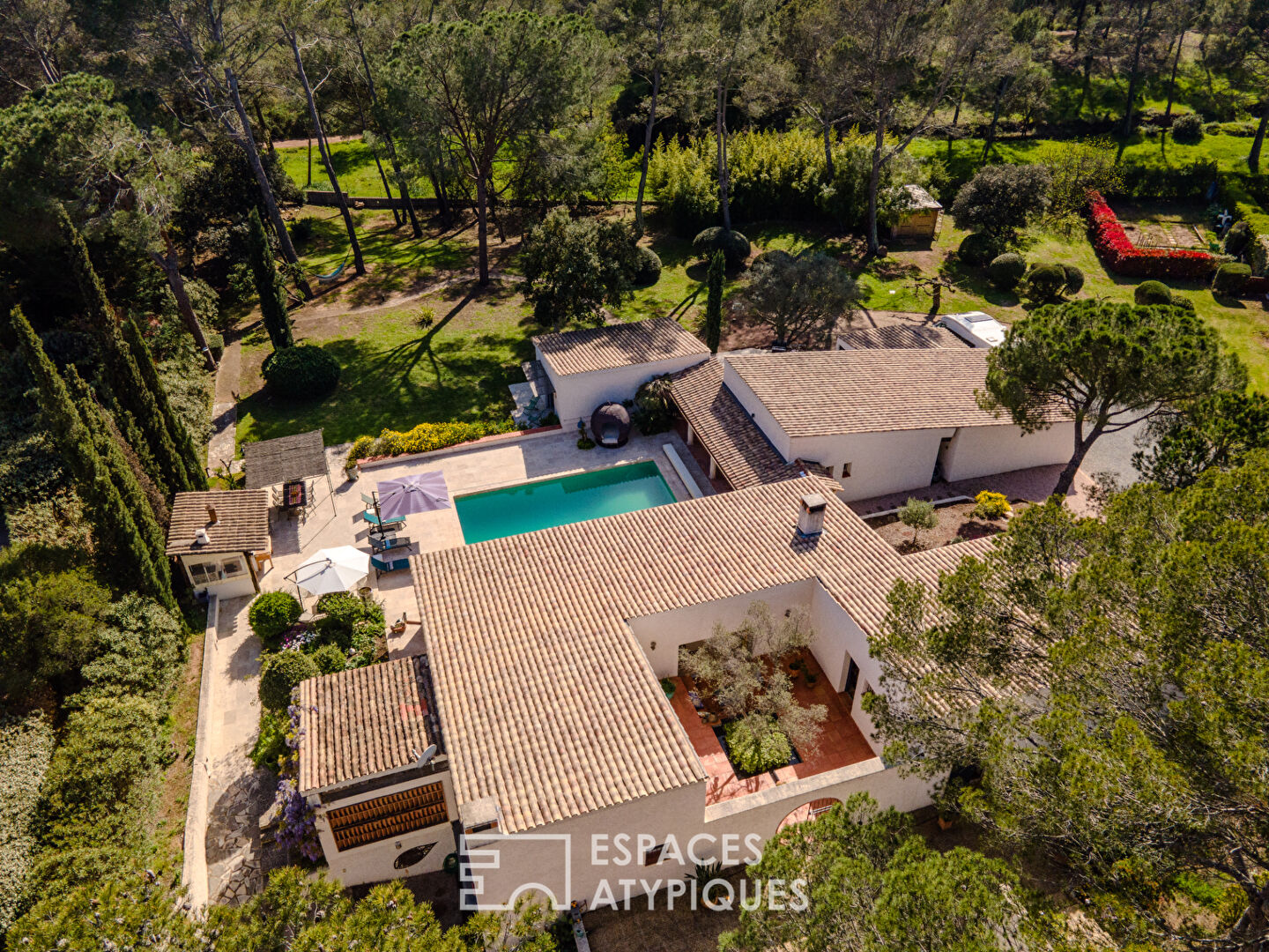 Villa d’architecte de plain-pied avec piscine