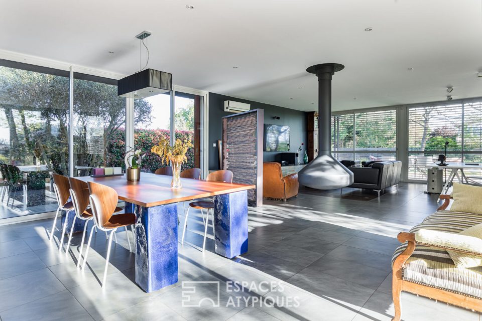 Maison d'architecte au sein de sa chênaie