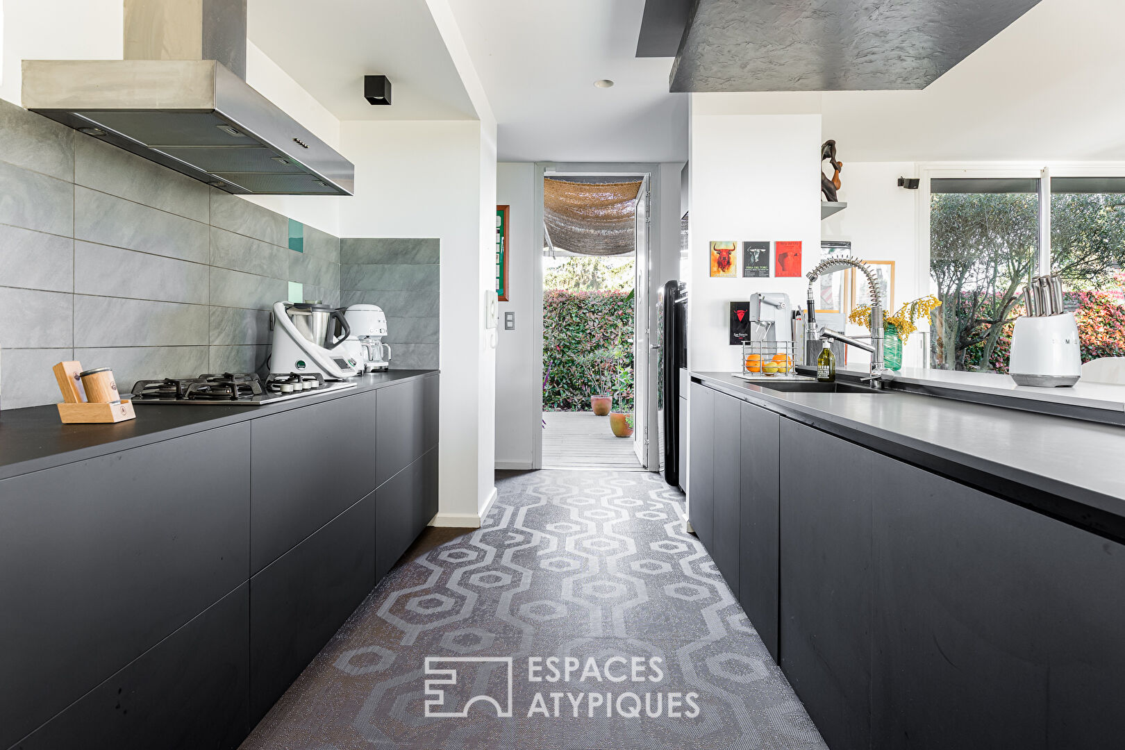 Maison d’architecte au sein de sa chênaie