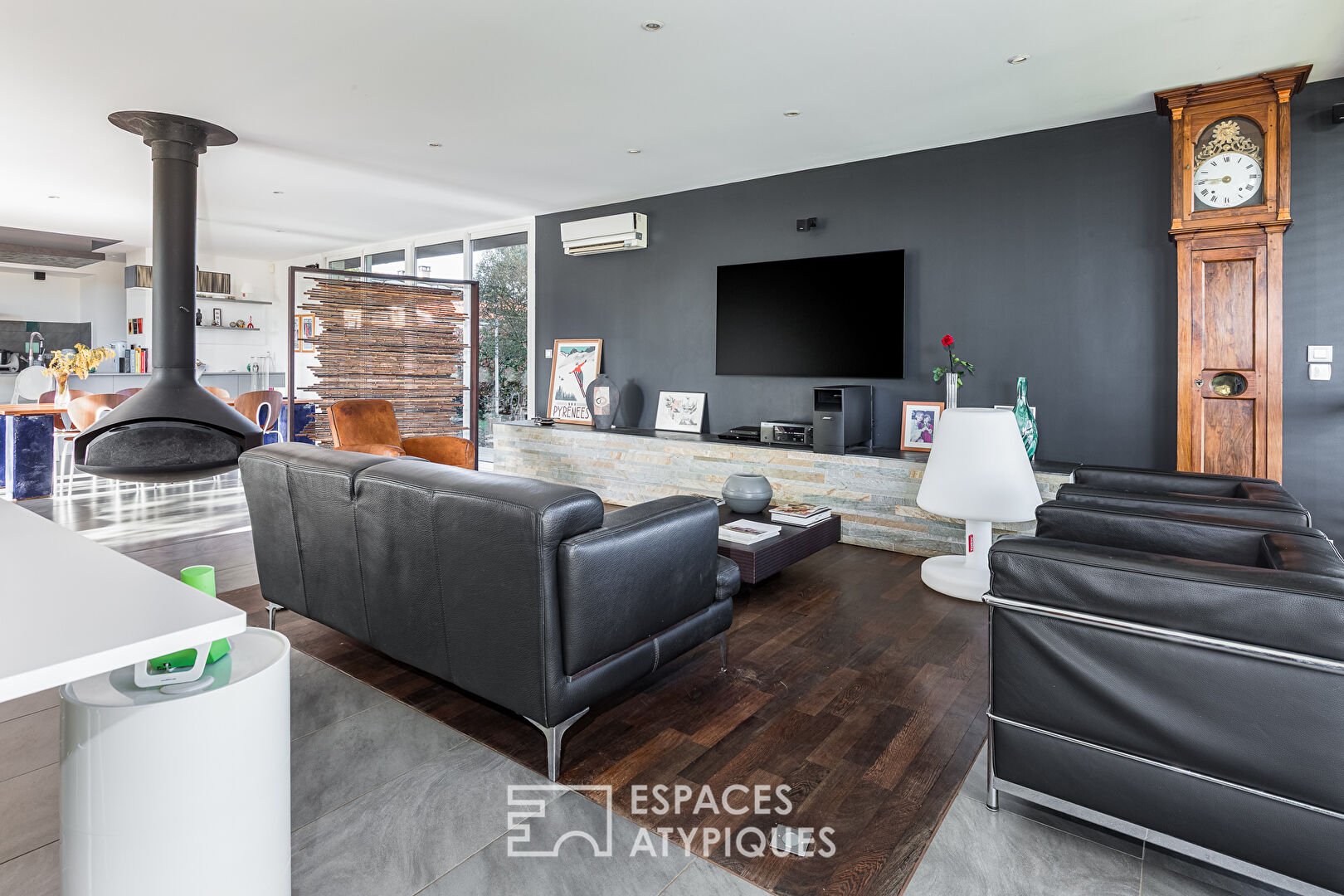 Maison d’architecte au sein de sa chênaie