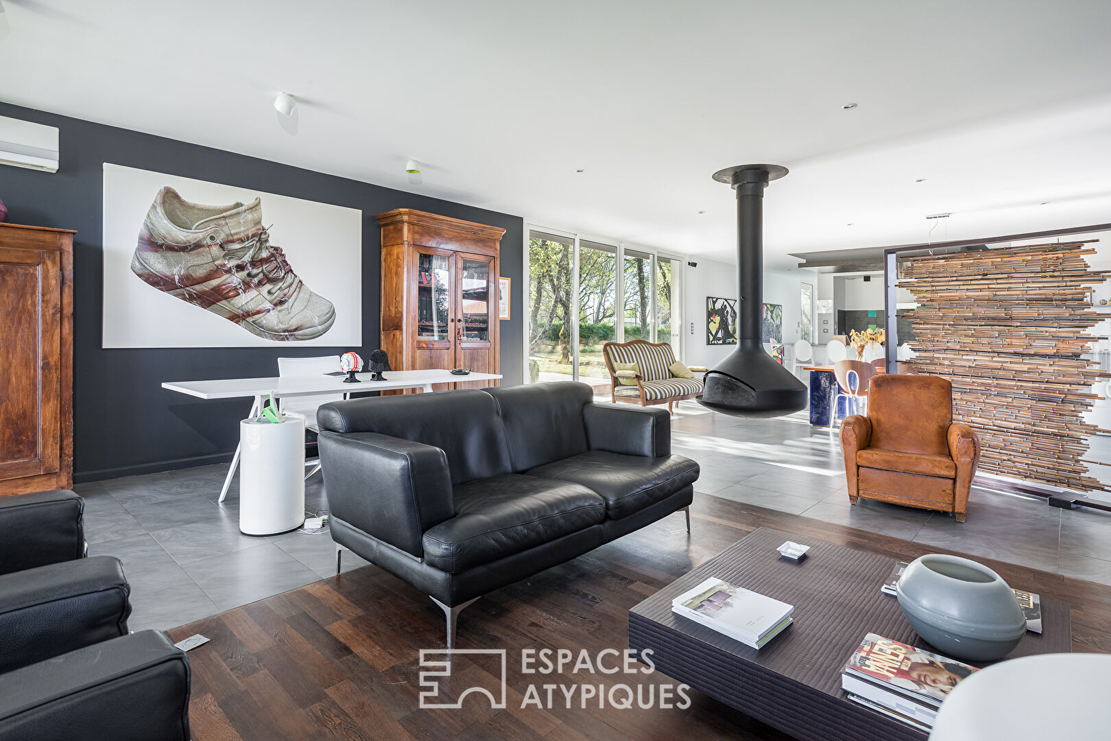 Maison d’architecte au sein de sa chênaie