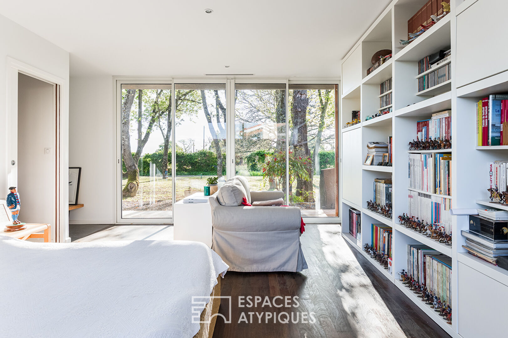 Maison d’architecte au sein de sa chênaie