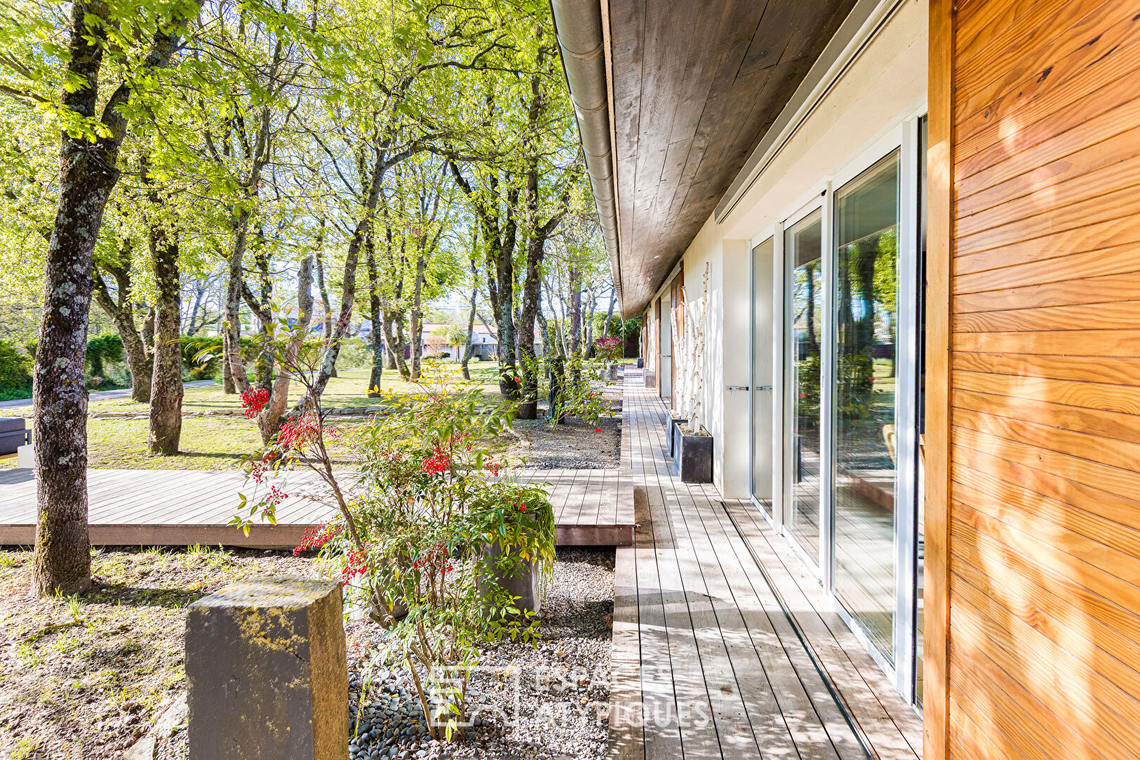 Maison d’architecte au sein de sa chênaie