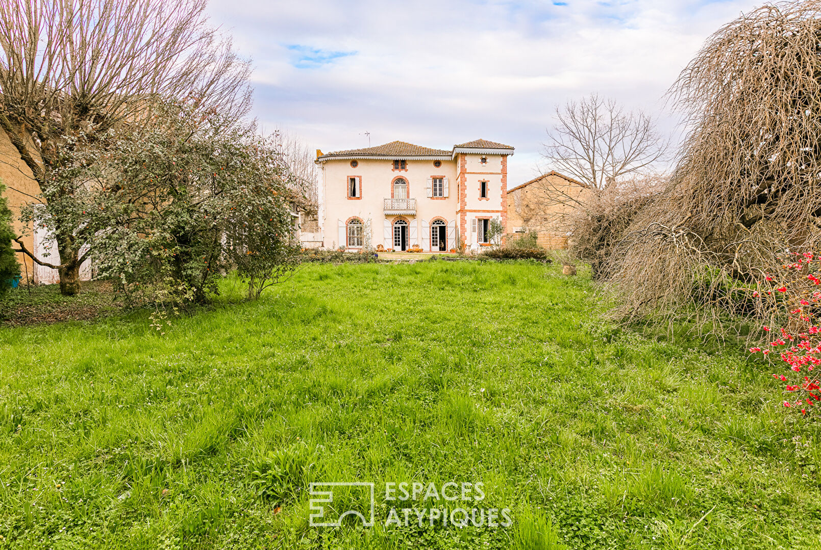 Mansion to renovate and its outbuildings in L’Isle en Dodon