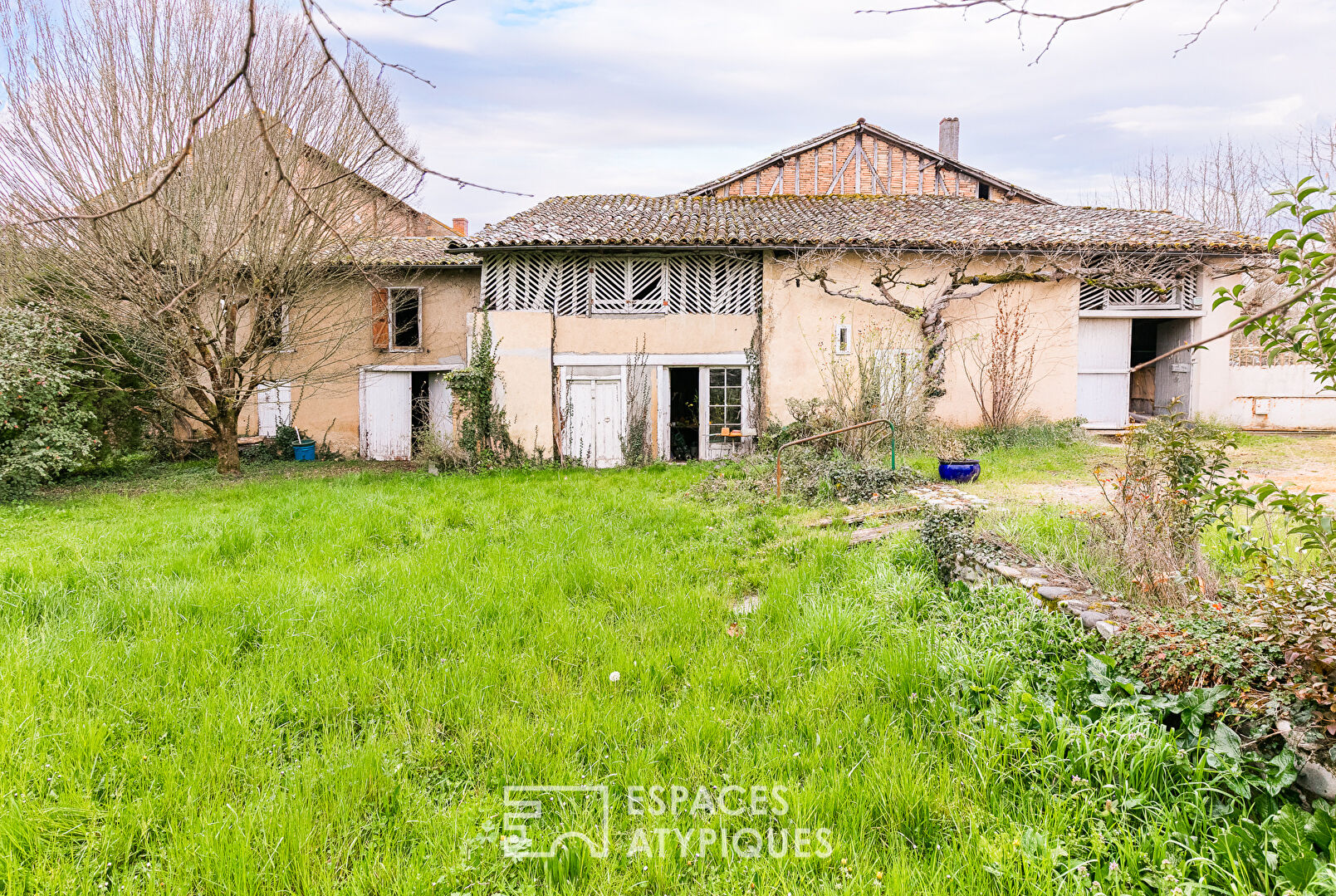 Mansion to renovate and its outbuildings in L’Isle en Dodon