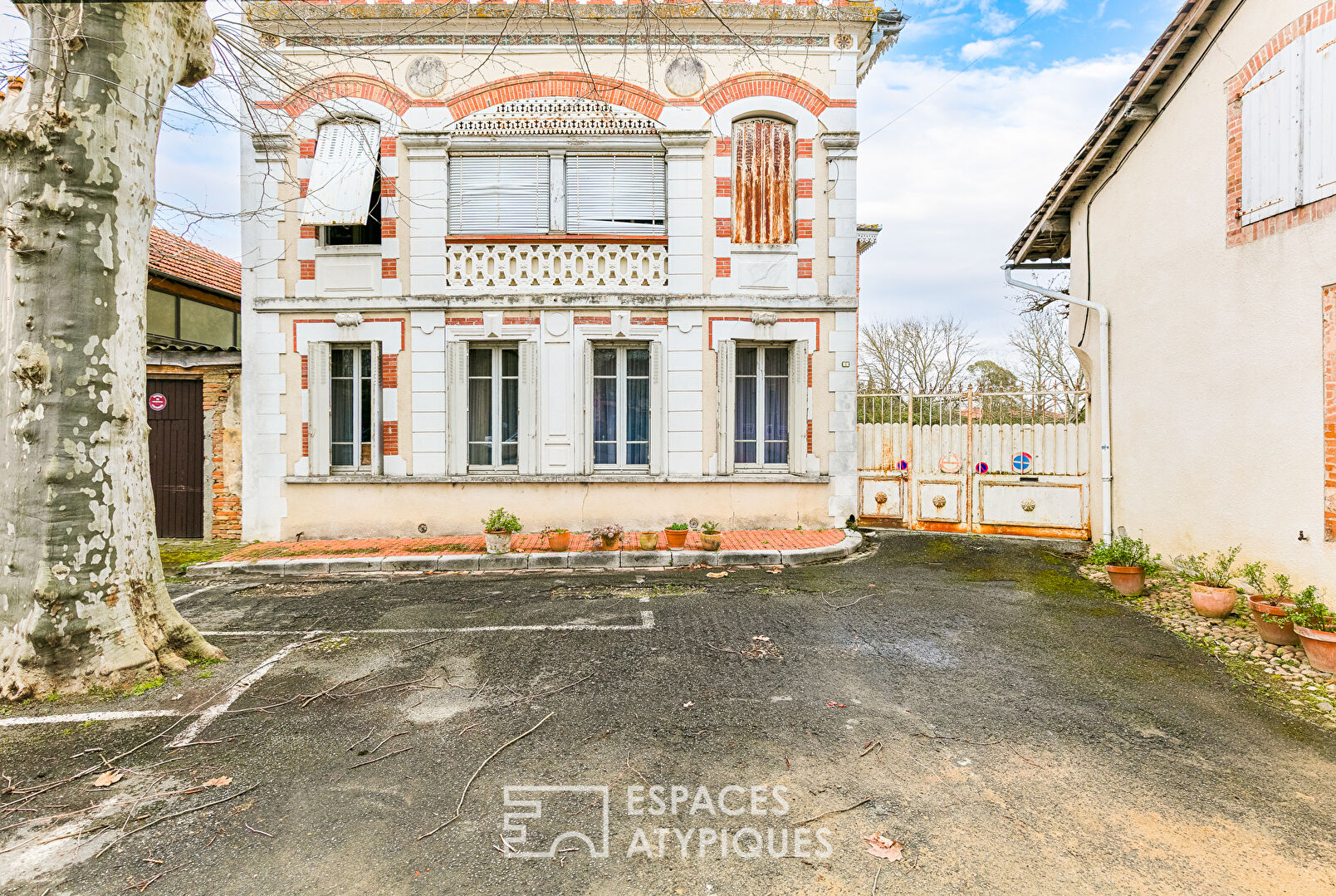 Mansion to renovate and its outbuildings in L’Isle en Dodon