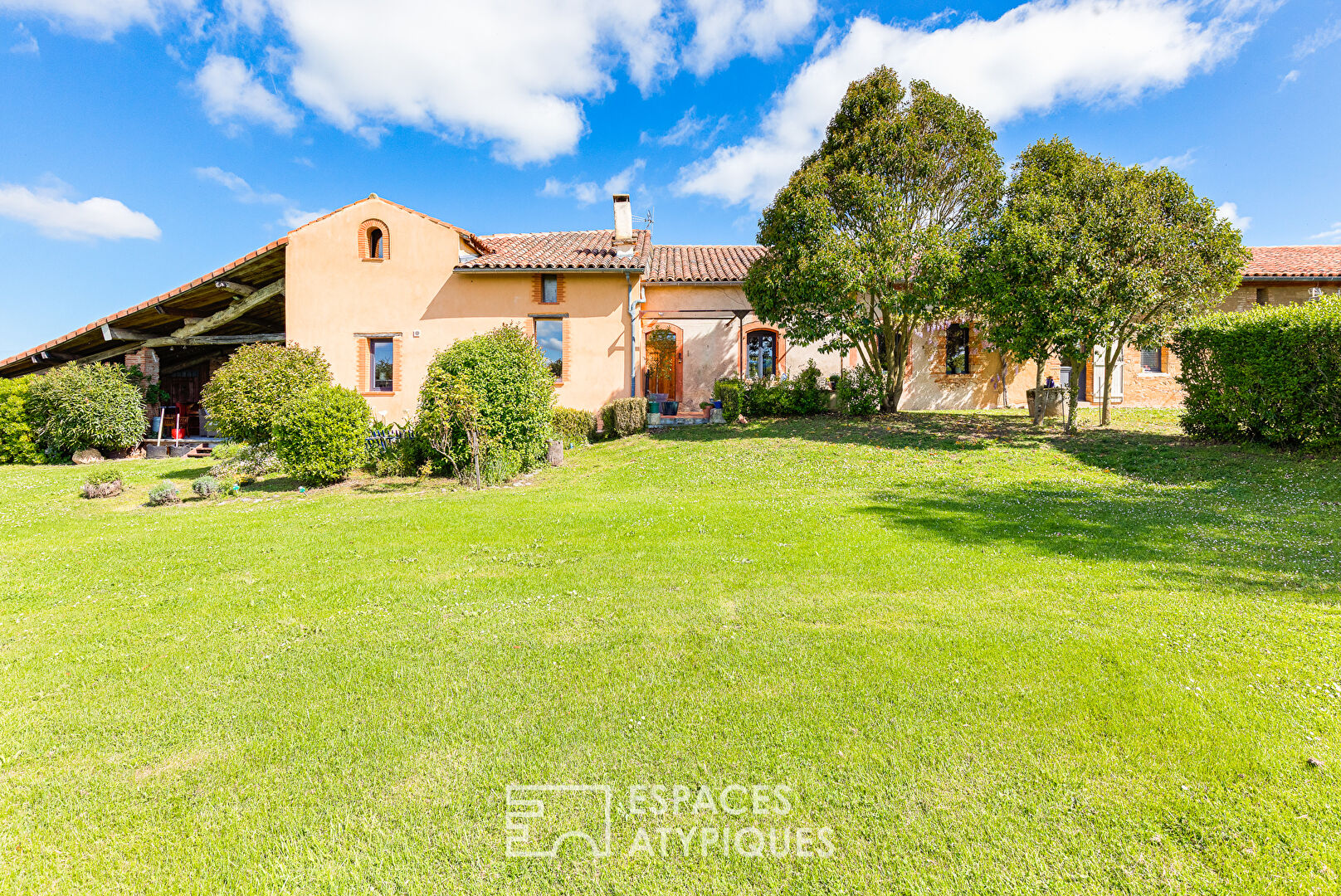 Old farmhouse with views of the Pyrenees, nestled in the heart of the countryside