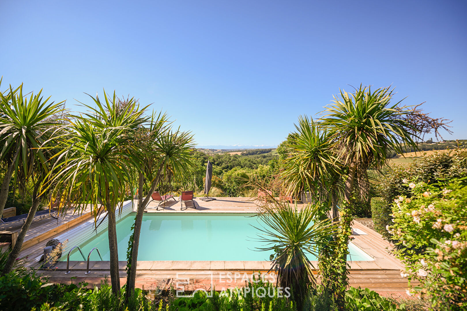 Old farmhouse with views of the Pyrenees, nestled in the heart of the countryside