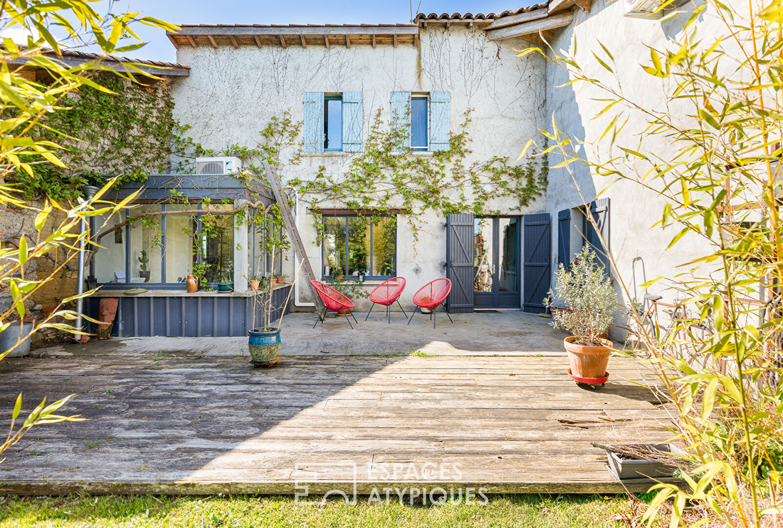 Old farmhouse with views of the Pyrenees, nestled in the heart of the countryside