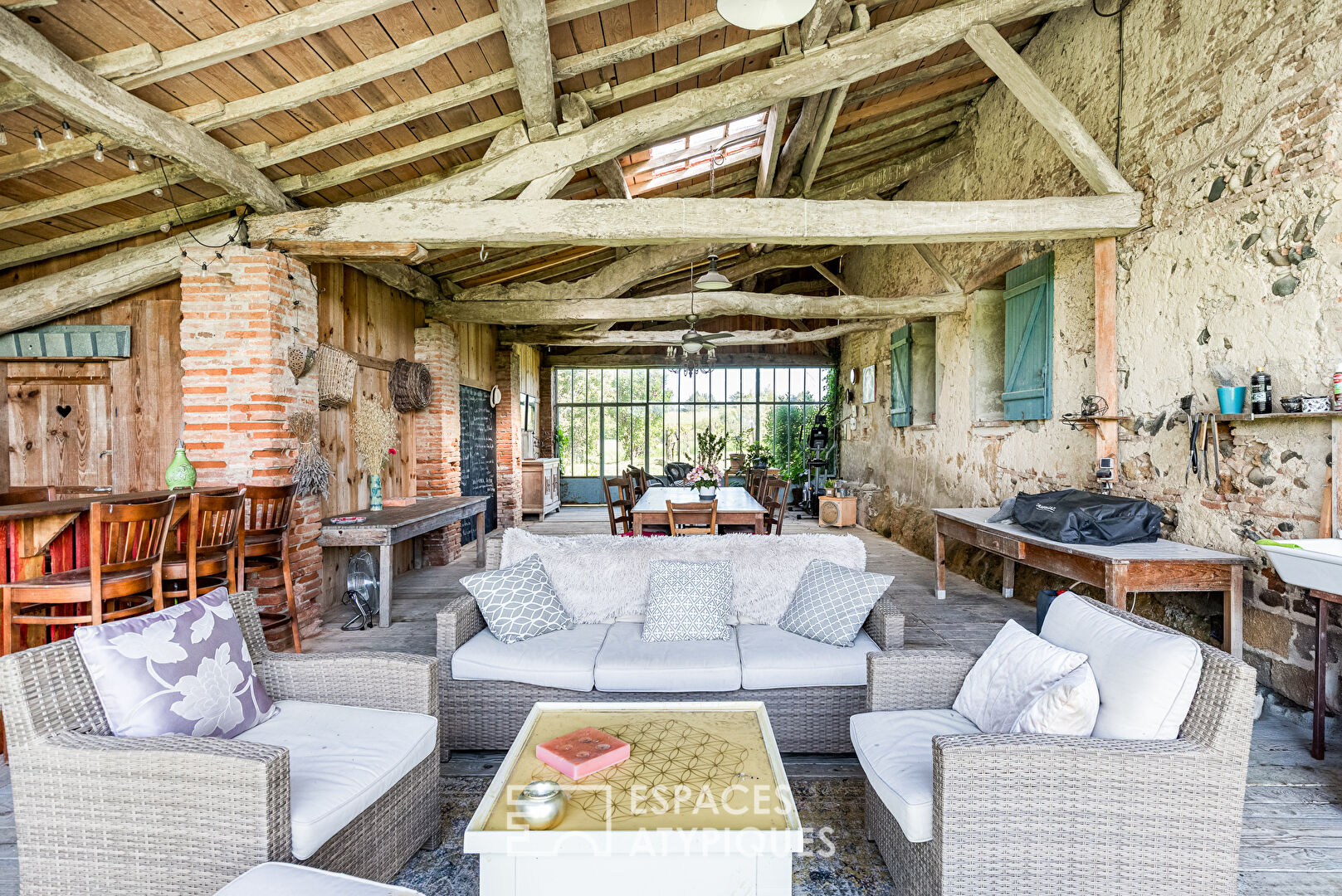 Old farmhouse with views of the Pyrenees, nestled in the heart of the countryside
