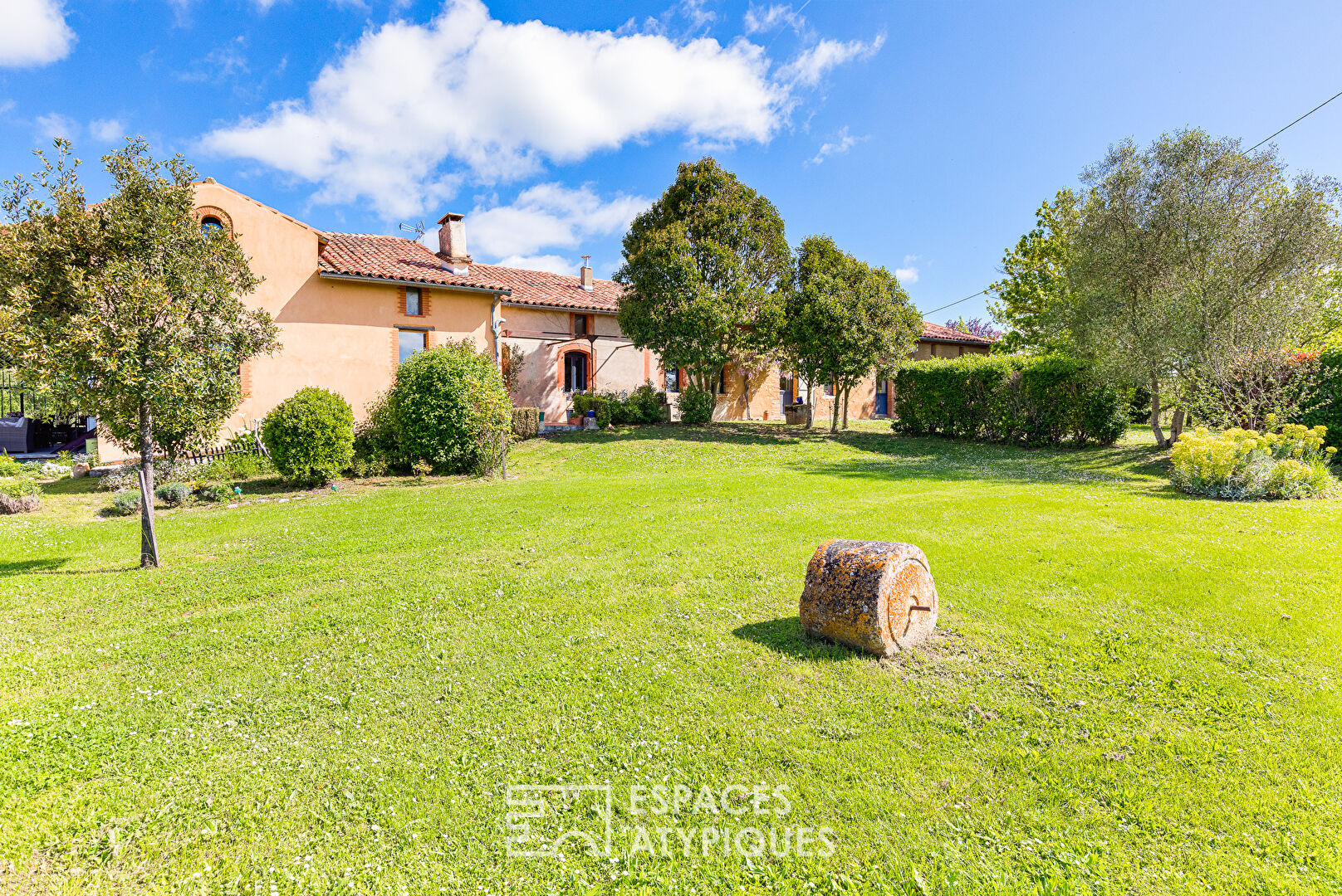 Old farmhouse with views of the Pyrenees, nestled in the heart of the countryside