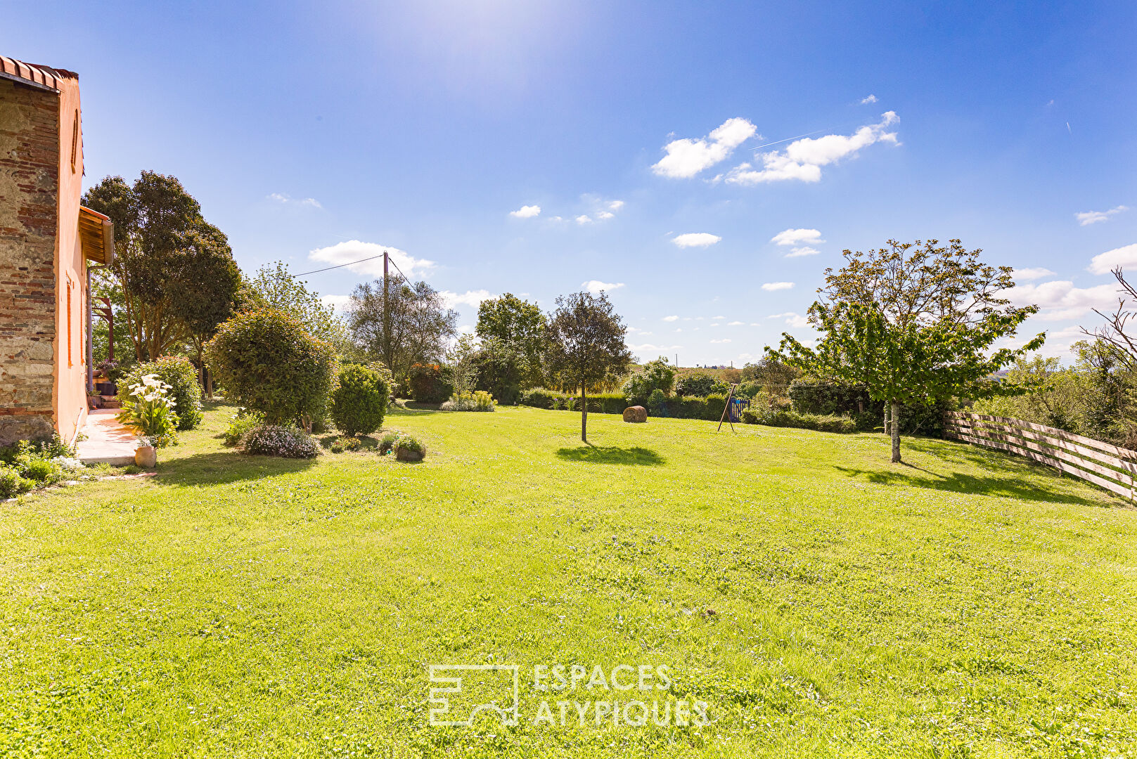 Old farmhouse with views of the Pyrenees, nestled in the heart of the countryside