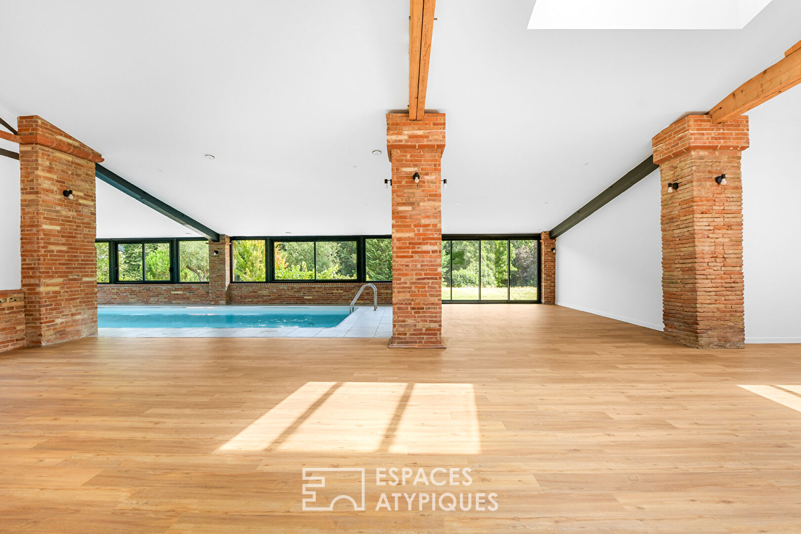 Corps de ferme rénové avec piscine à proximité de Blagnac