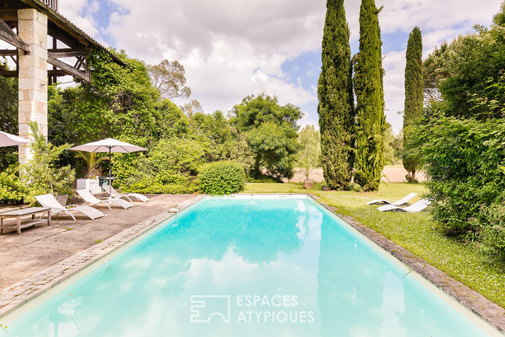 Mansion with outbuildings and swimming pool between Auch and Vic-Fezensac