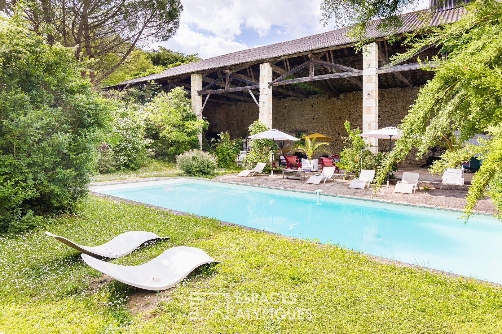 Mansion with outbuildings and swimming pool between Auch and Vic-Fezensac