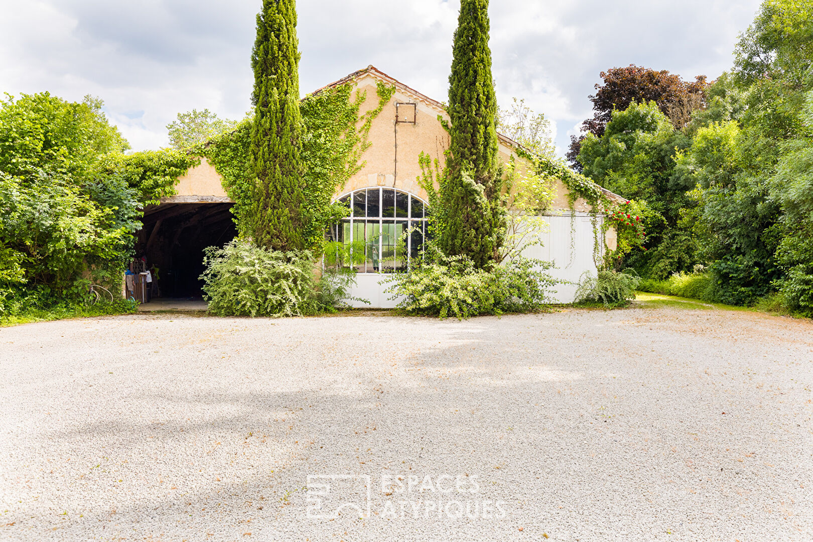 Mansion with outbuildings and swimming pool between Auch and Vic-Fezensac