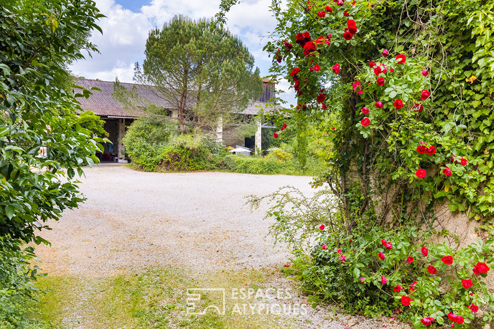Mansion with outbuildings and swimming pool between Auch and Vic-Fezensac