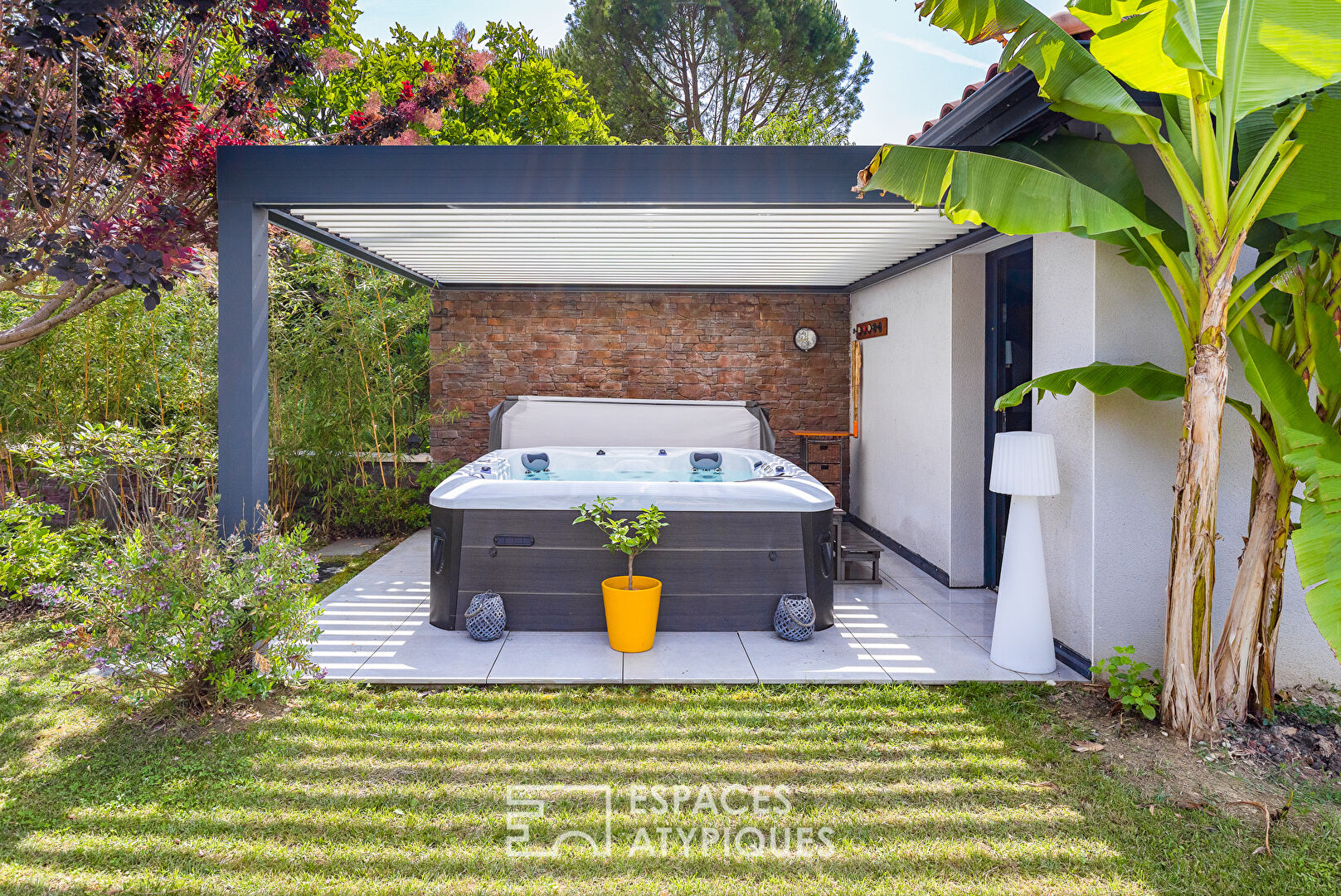 Ecrin de verdure avec piscine à Castelnau D’Estretefonds