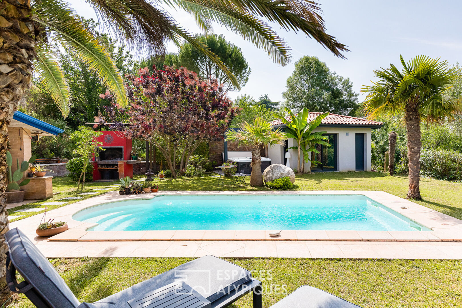 Ecrin de verdure avec piscine à Castelnau D’Estretefonds