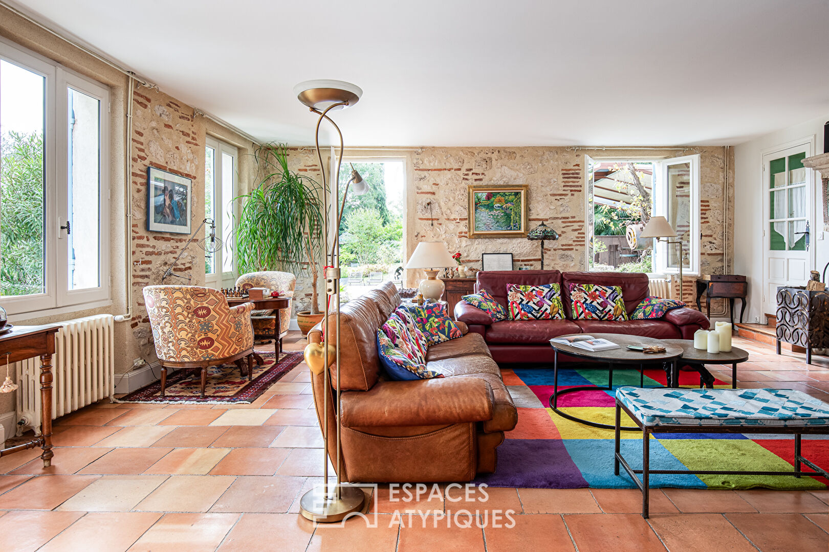 Ensemble immobilier de caractère et son parc paysagé avec piscine