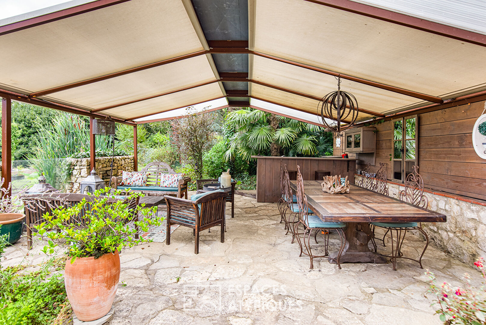 Ensemble immobilier de caractère et son parc paysagé avec piscine