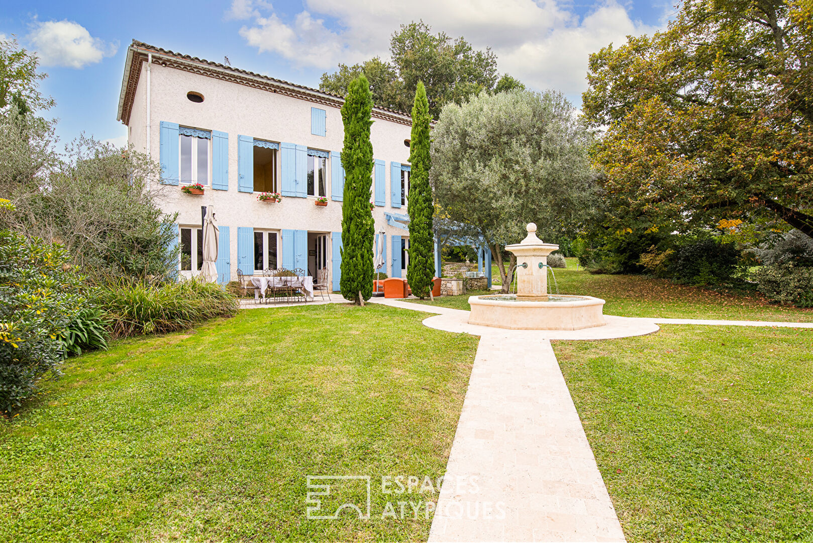 Ensemble immobilier de caractère et son parc paysagé avec piscine