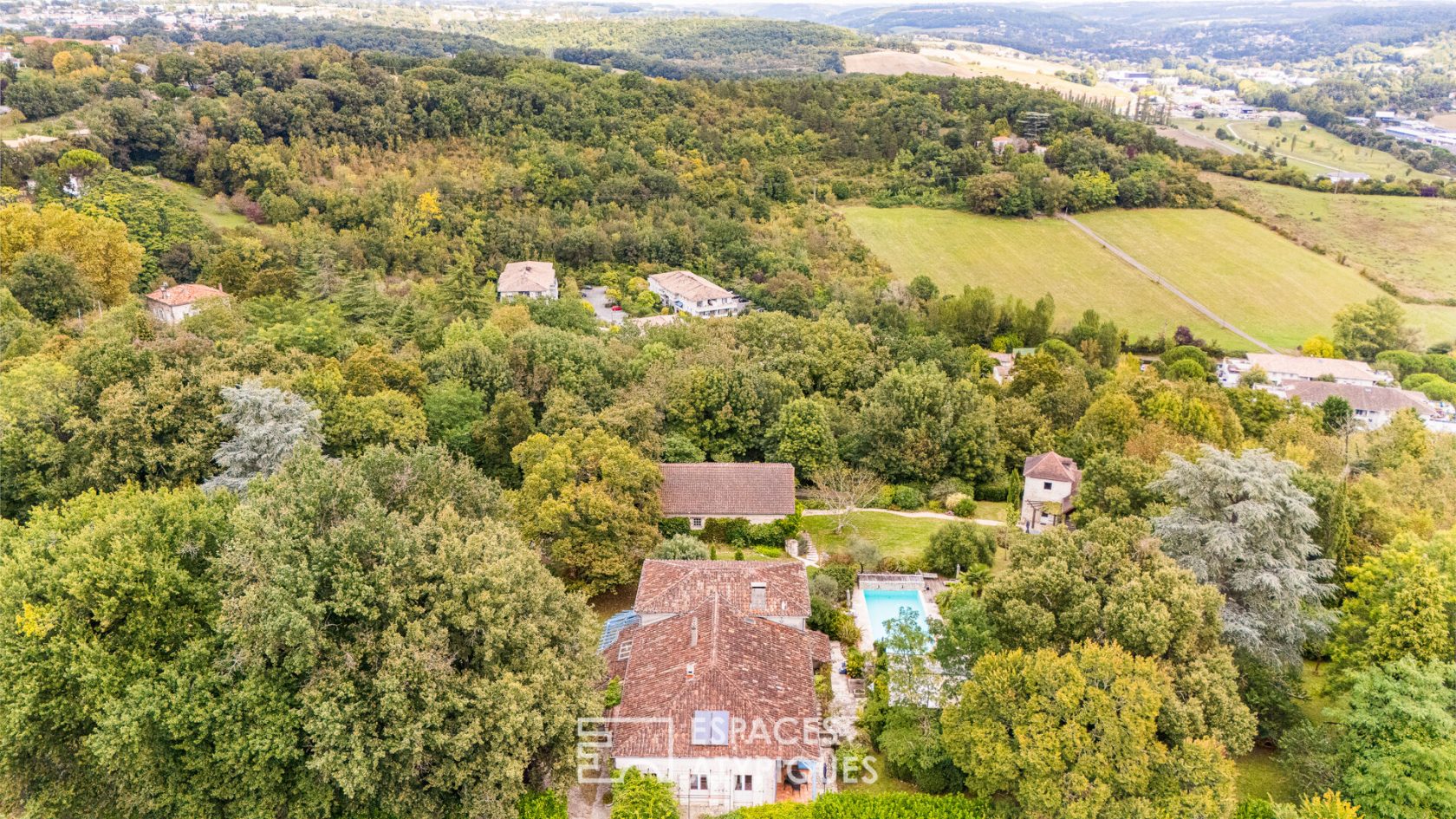 Ensemble immobilier de caractère et son parc paysagé avec piscine