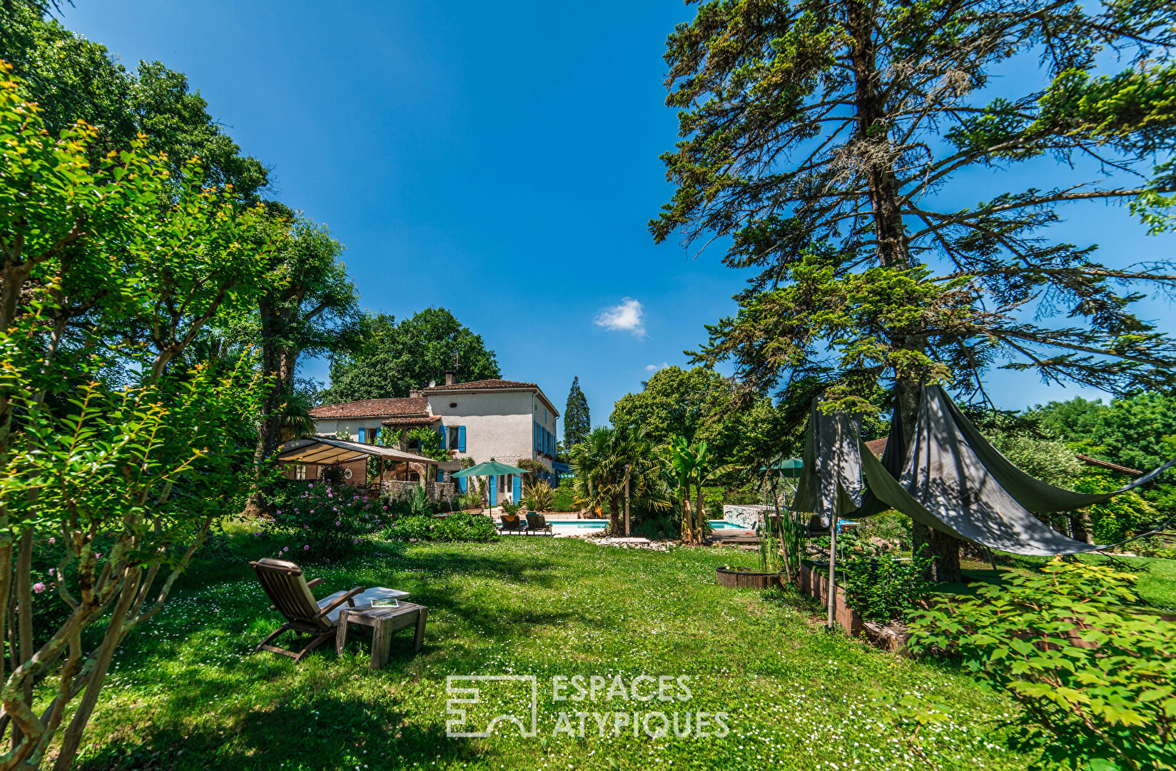 Ensemble immobilier de caractère et son parc paysagé avec piscine