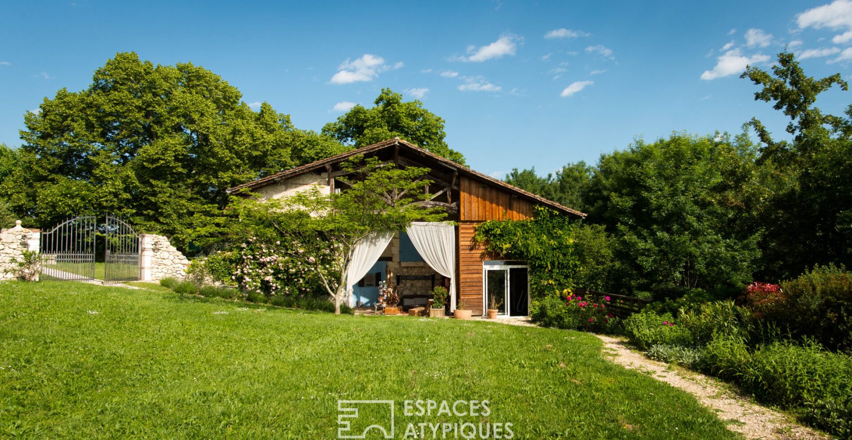 Ensemble immobilier de caractère et son parc paysagé avec piscine