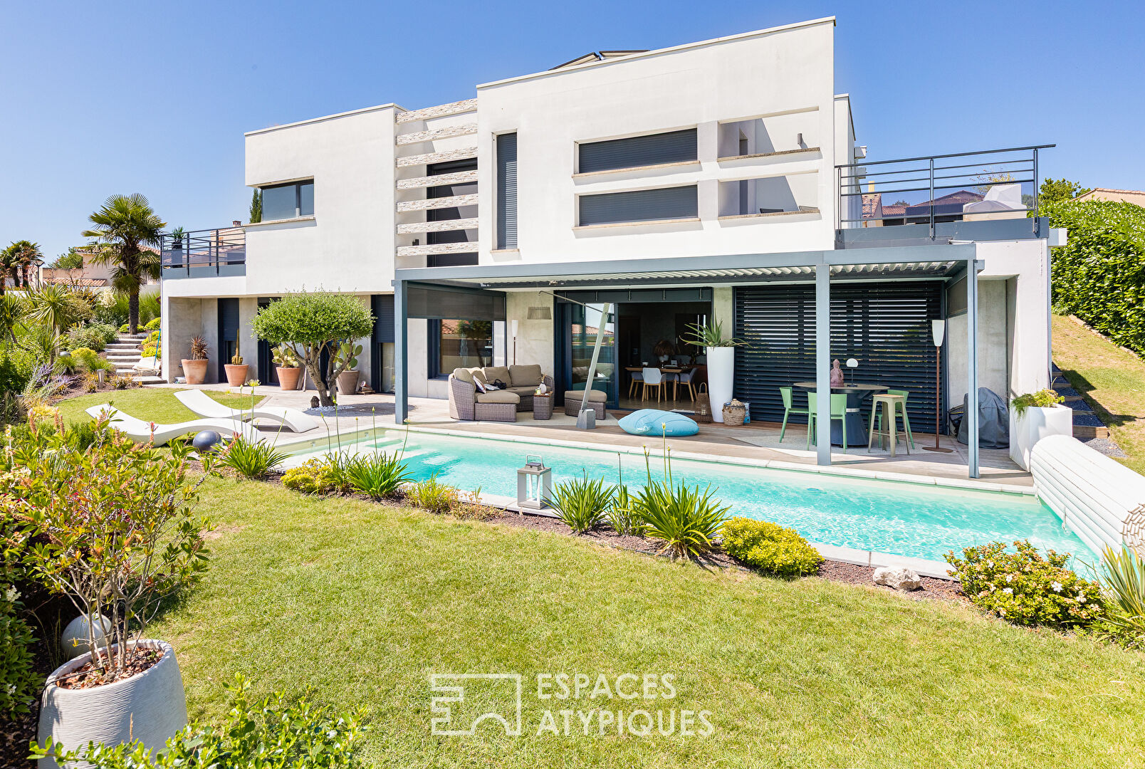 Contemporaine avec vue Pyrénées à Castelnau-d’Estrétefonds