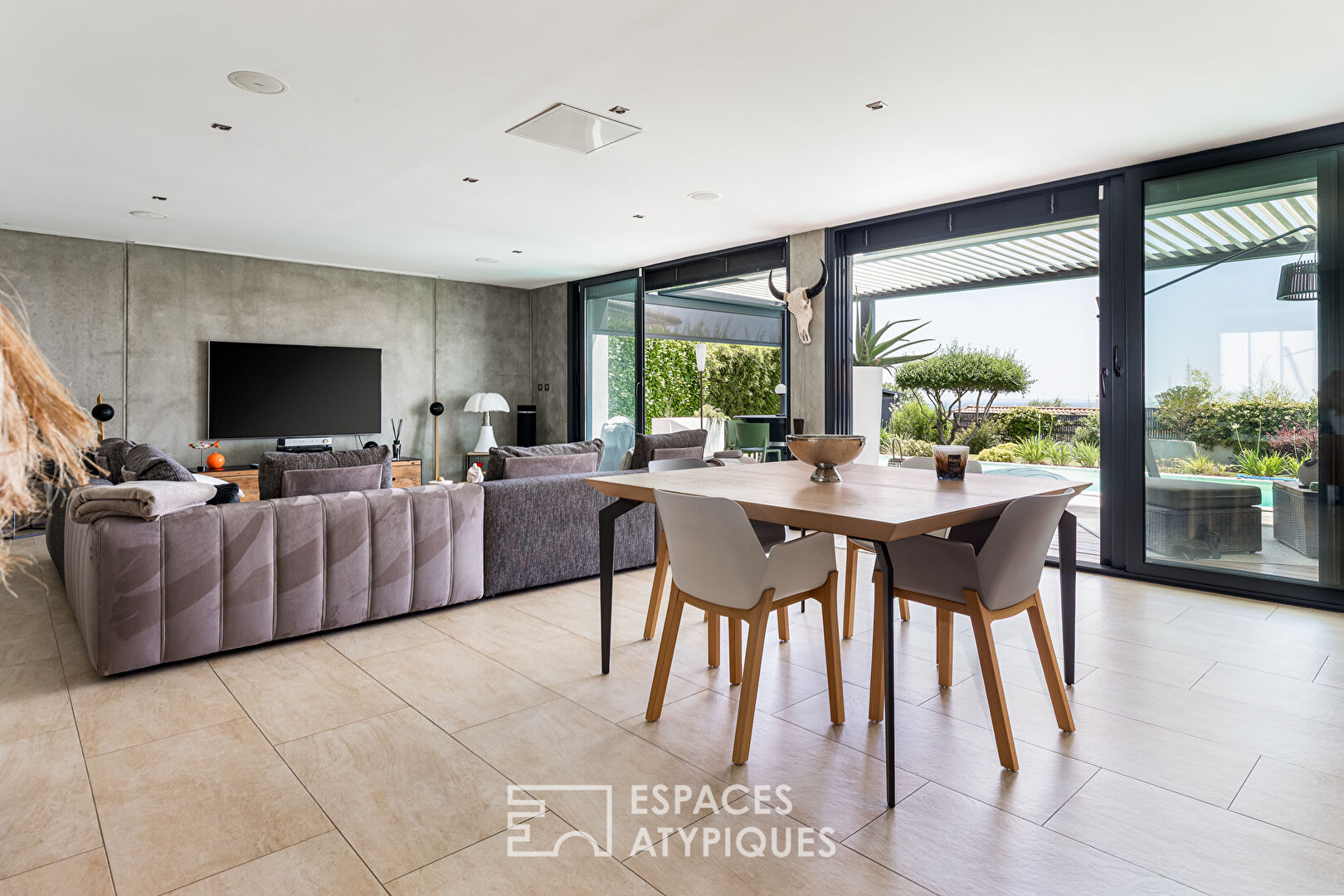 Contemporaine avec vue Pyrénées à Castelnau-d’Estrétefonds