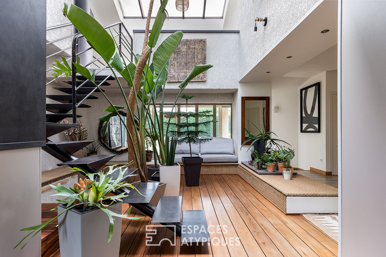 Elegant architect-designed house in a wooded park