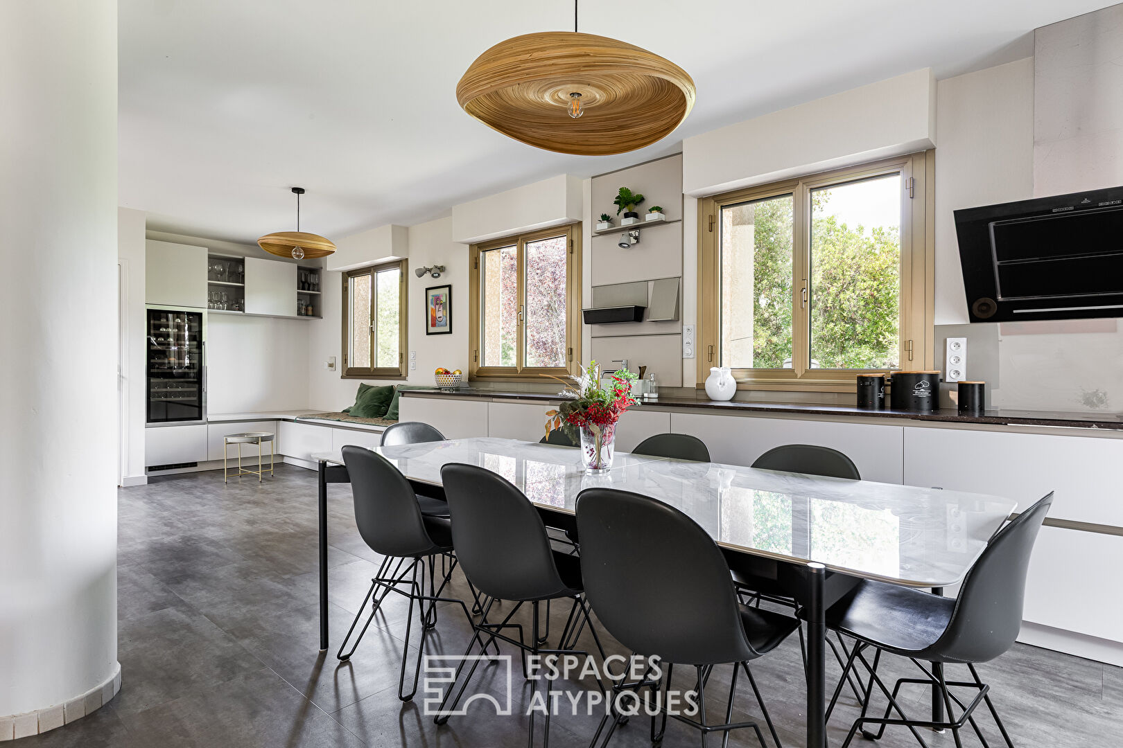 Elegant architect-designed house in a wooded park