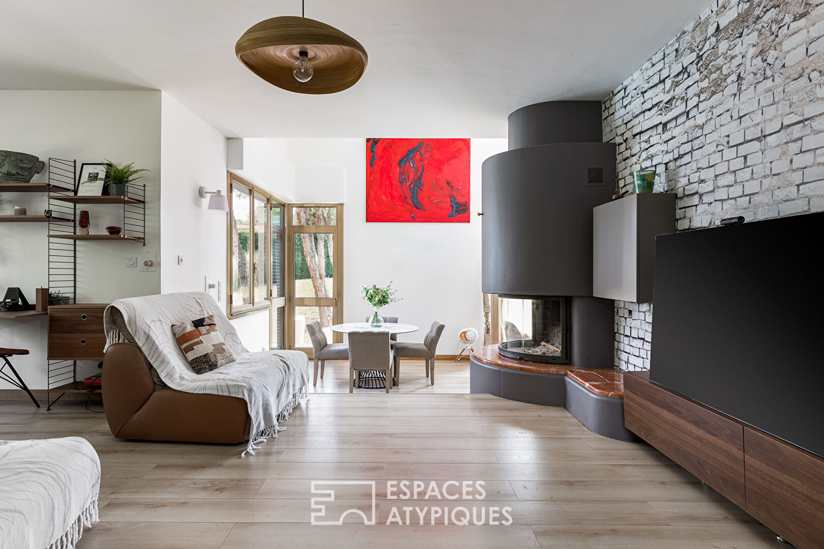 Elegant architect-designed house in a wooded park
