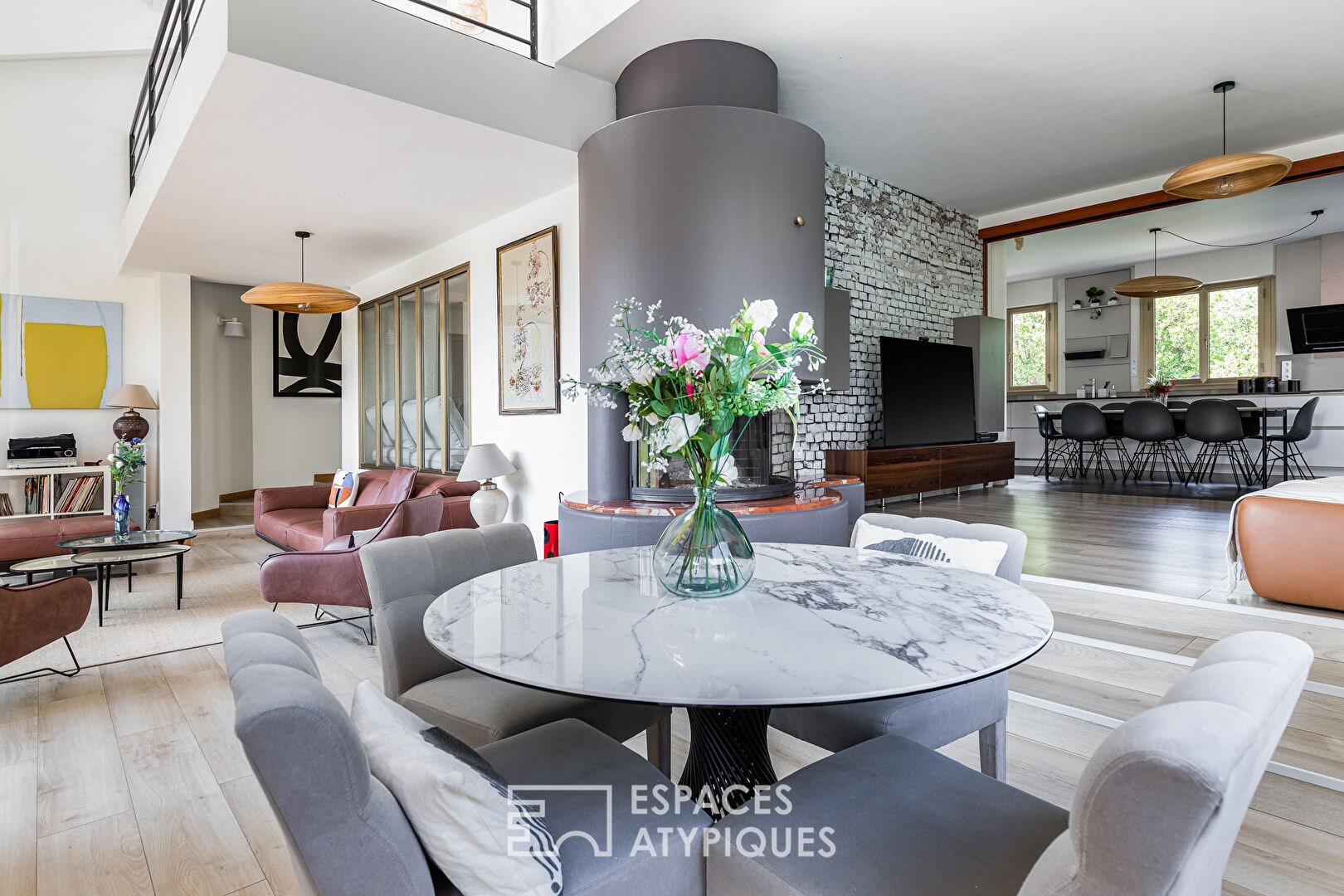 Elegant architect-designed house in a wooded park