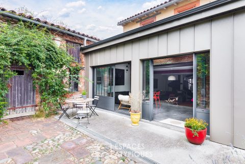 Town house and its contemporary extension with garden