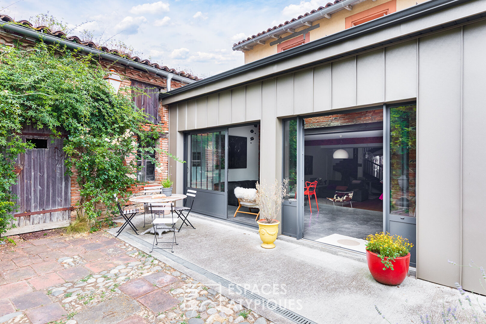 Town house and its contemporary extension with garden
