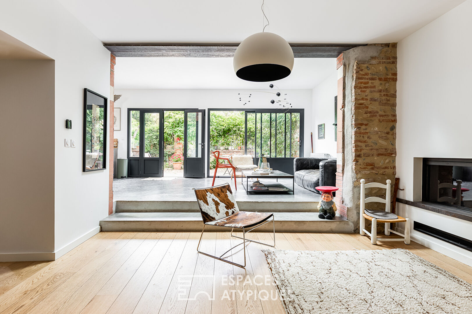 Town house and its contemporary extension with garden
