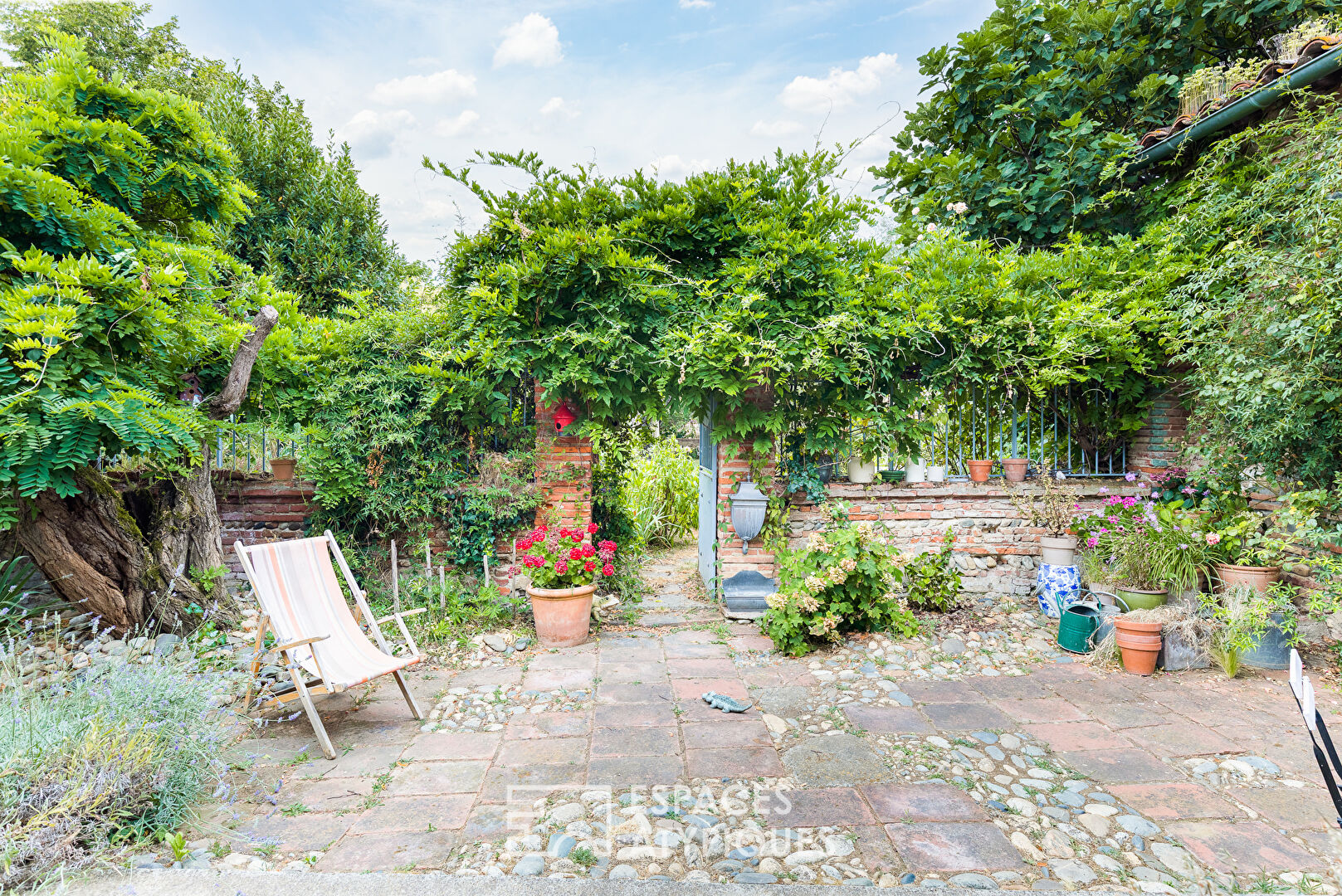 Town house and its contemporary extension with garden