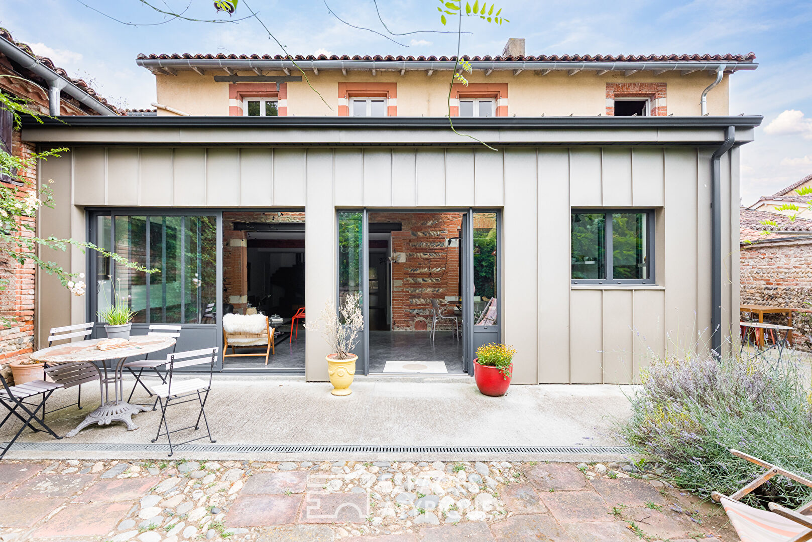 Town house and its contemporary extension with garden