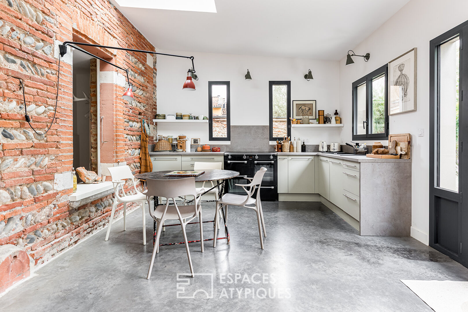 Town house and its contemporary extension with garden