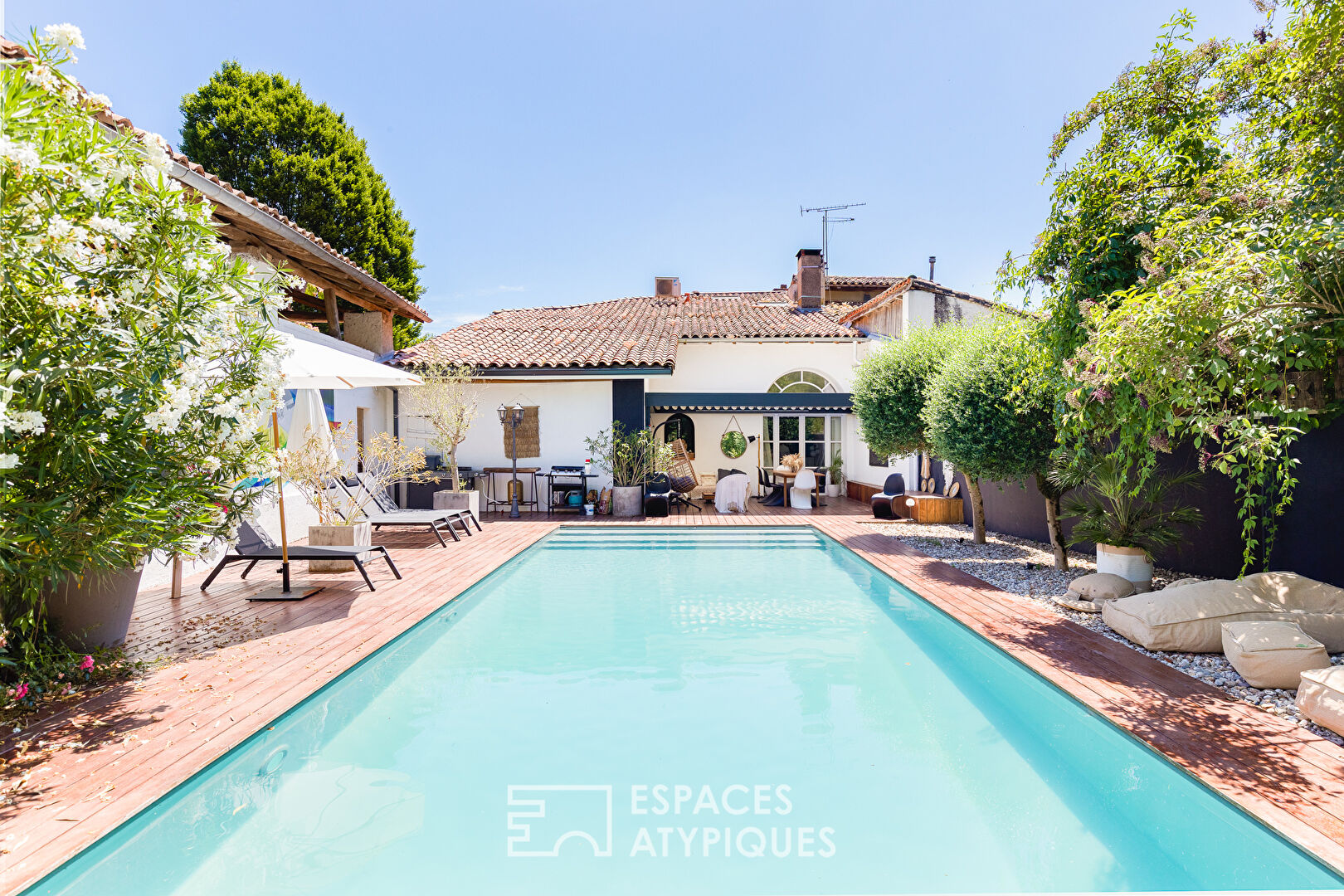 Maison de caractère rénovée avec piscine et parc arboré proche de Toulouse