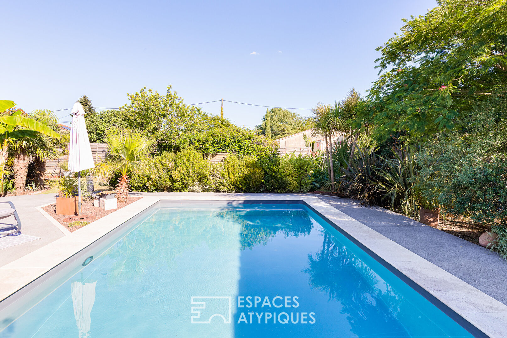 Charming townhouse with swimming pool and landscaped garden