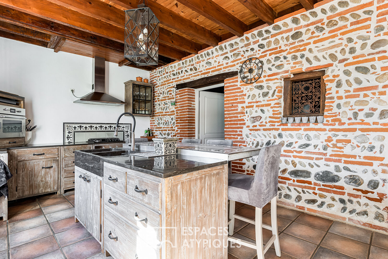Charming townhouse with swimming pool and landscaped garden