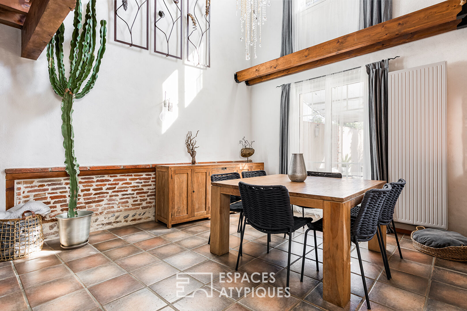 Charming townhouse with swimming pool and landscaped garden